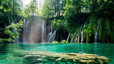 Ta hrvaški naravni biser leži daleč od obale, a poleti navduši bolj kot marsikatera plaža