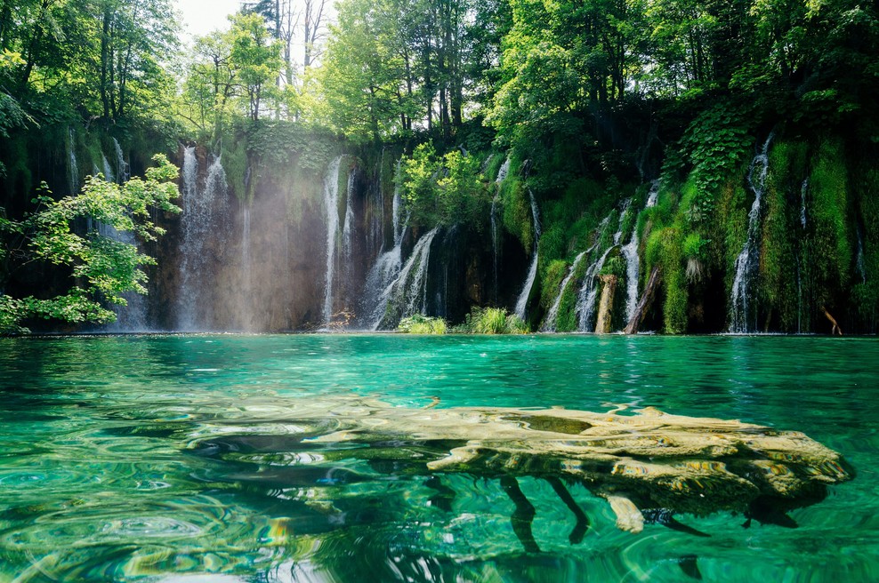 Ta hrvaški naravni biser leži daleč od obale, a poleti navduši bolj kot marsikatera plaža (foto: Unsplash)