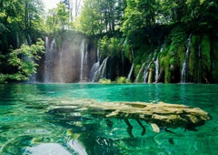 Ta hrvaški naravni biser leži daleč od obale, a poleti navduši bolj kot marsikatera plaža