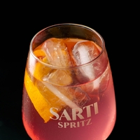 Zakaj so kar naenkrat vsi obsedeni s sarti spritzem? Sadni italijanski koktajl, ki bo zaznamoval letošnje poletje