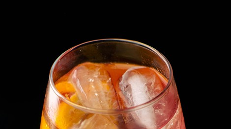 Zakaj so kar naenkrat vsi obsedeni s sarti spritzem? Sadni italijanski koktajl, ki bo zaznamoval letošnje poletje