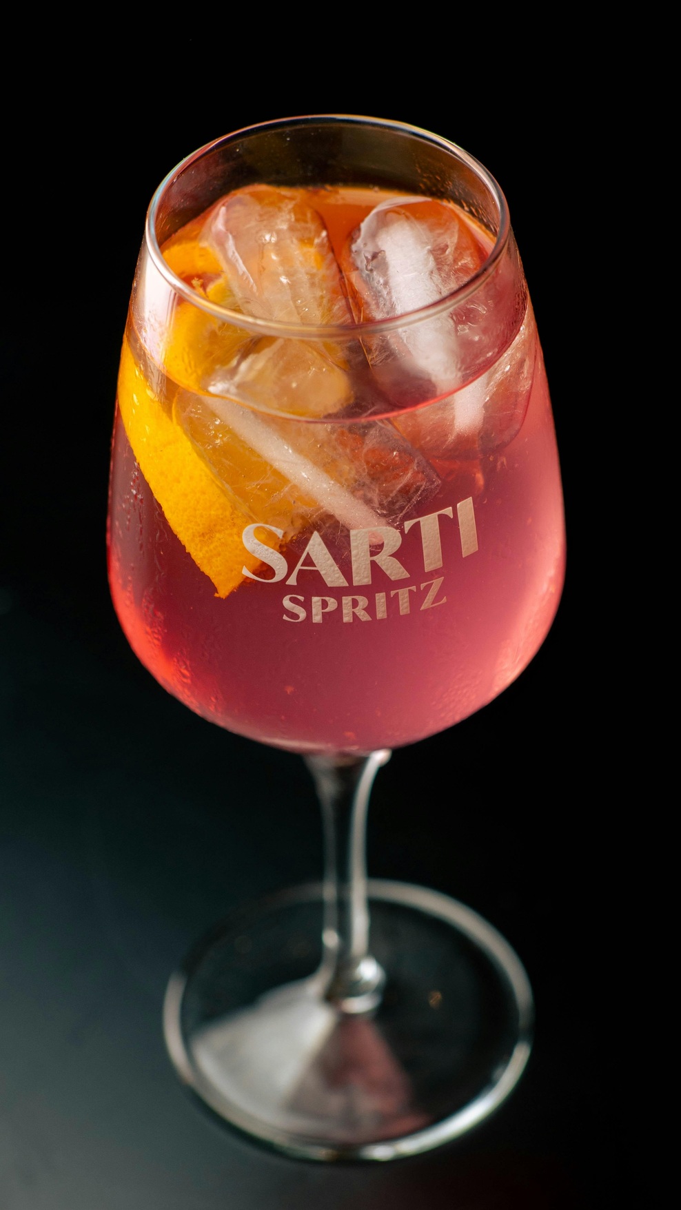 Zakaj so kar naenkrat vsi obsedeni s sarti spritzem? Sadni italijanski koktajl, ki bo zaznamoval letošnje poletje (foto: Unsplash)
