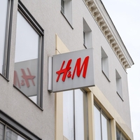 H&M poletni kosi spominjajo na znano znamko, a za občutno manj denarja – in uporabnice so obsedene