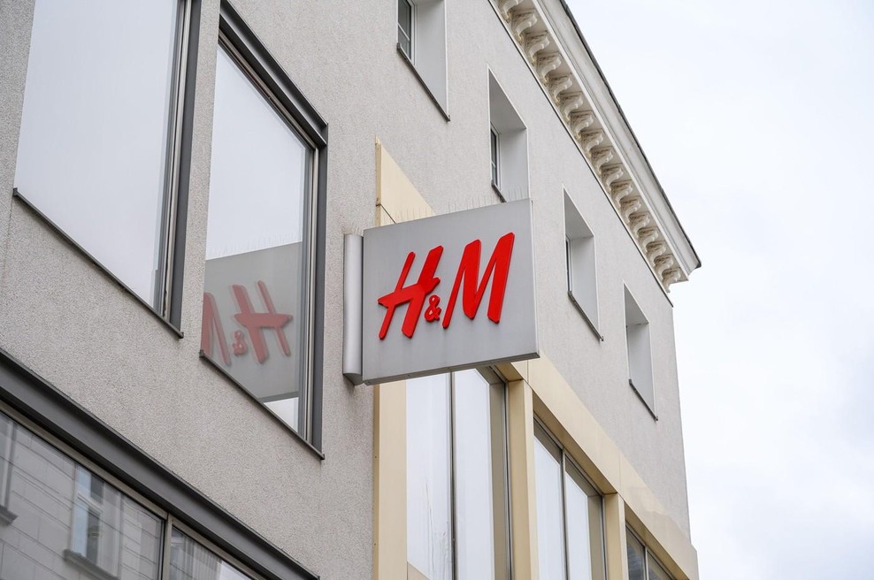H&M poletni kosi spominjajo na znano znamko, a za občutno manj denarja – in uporabnice so obsedene (foto: Profimedia)