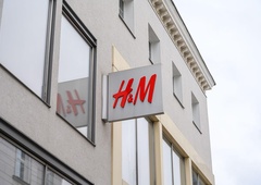 H&M poletni kosi spominjajo na znano znamko, a za občutno manj denarja – in uporabnice so obsedene