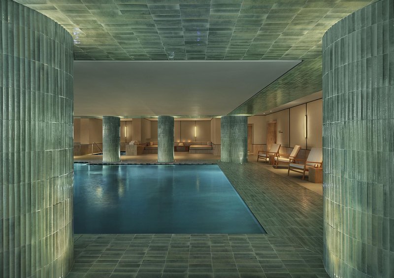 Telo in duha lahko ponastaviš na počasnejše obrate v njihovem Longevity spa kotičku. Baterije lahko napolniš z LED terapijo in testiranjem DNK, namenjenega prepoznavanju hormonskih neravnovesij, vnetij in prehranskih potreb, pa tudi programiranja spanja po meri.