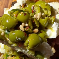 Pozabite na avokado toast: to je poletna različica toasta, ki je letos obsedla gurmane