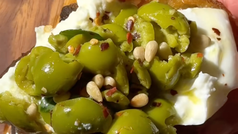 Pozabite na avokado toast: to je poletna različica toasta, ki je letos obsedla gurmane
