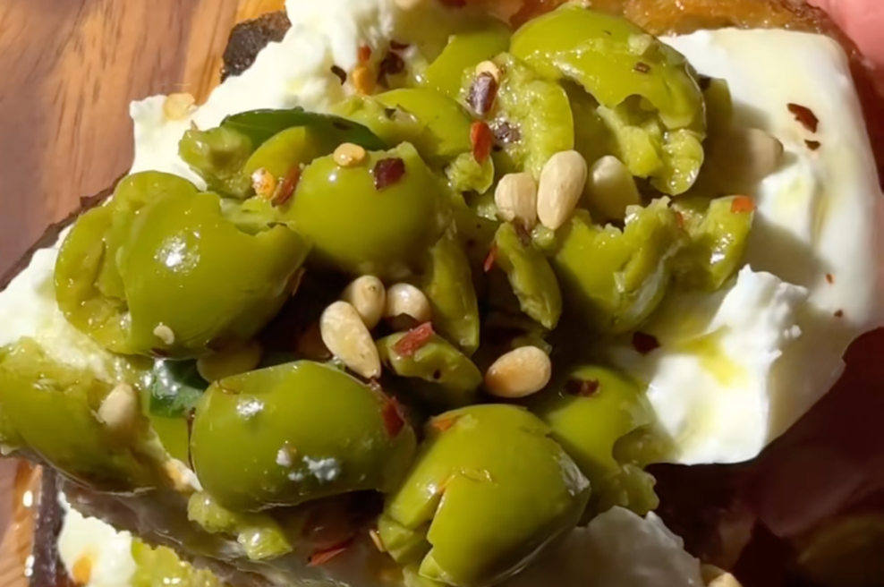 Pozabite na avokado toast: to je poletna različica toasta, ki je letos obsedla gurmane (foto: TikTok/thefeedfeed)