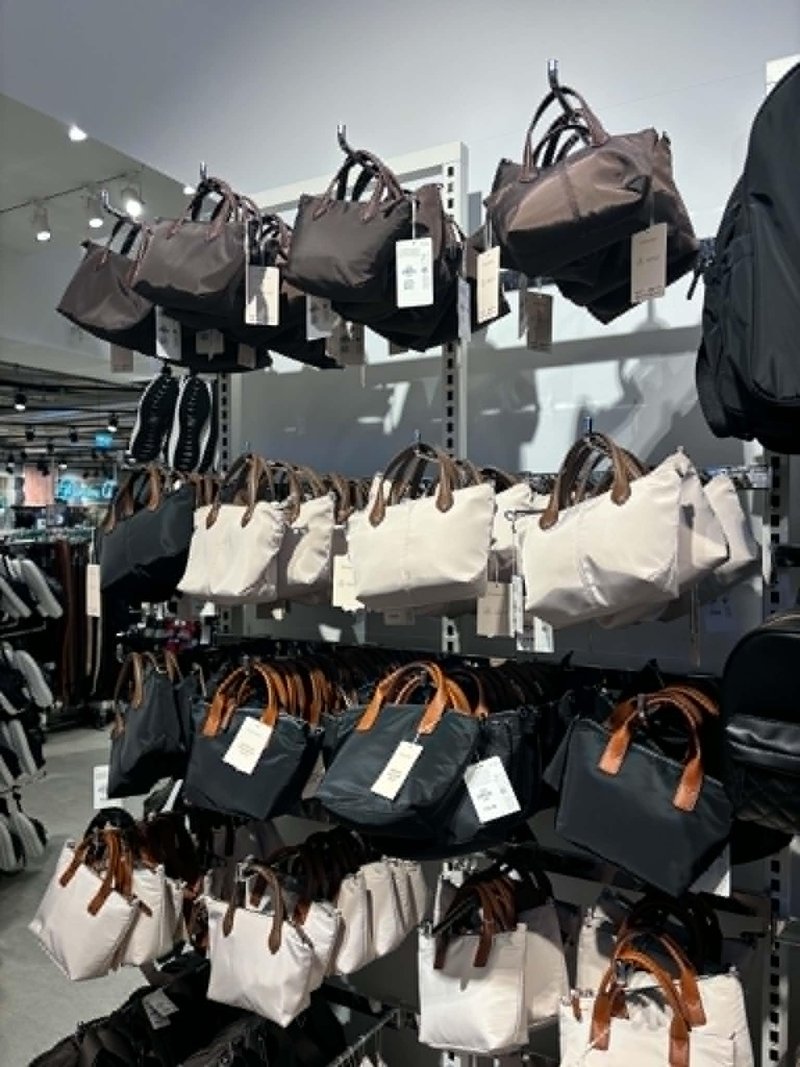 V Primarku smo našli torbico, ki bo zagotovo hit poletja (in stane zgolj 10 evrov)