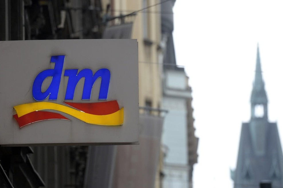 Ta izdelek iz dm-a stane le nekaj evrov, uporabnice pa prisegajo, da diši kot parfum za več kot 300 € (foto: Profimedia)