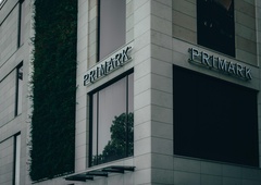 V Primarku smo našli torbico, ki bo zagotovo hit poletja (in stane zgolj 10 evrov)