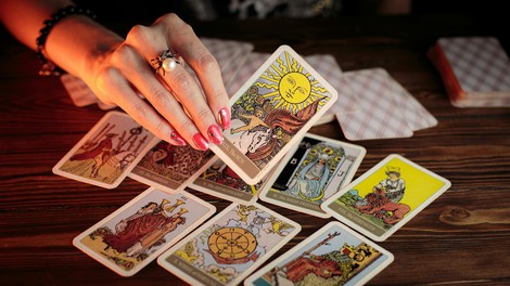 Ne razmišljajte predolgo: prva tarot karta, ki vas pritegne, skriva sporočilo za vas