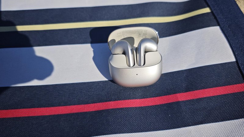 Xiaomi Buds 6: majhne slušalke, ki hitro postanejo del vsakdana