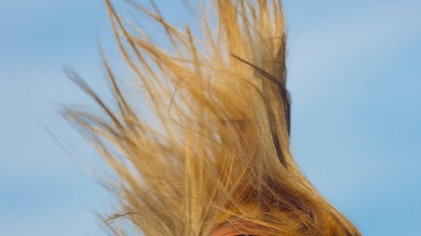 blond lasje