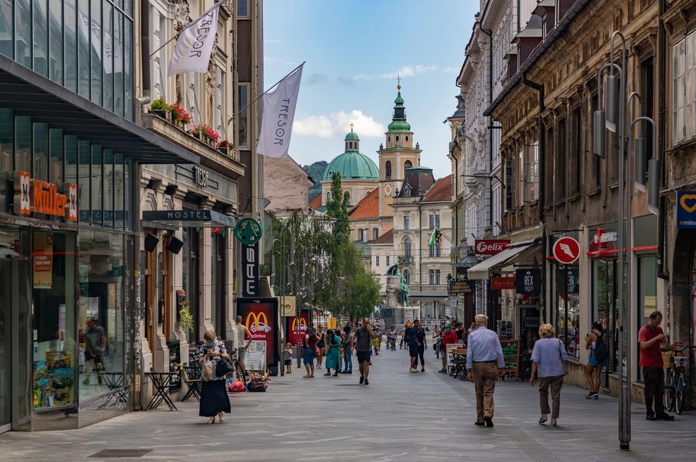 V centru Ljubljane smo opazili novo trgovino: kupci so nad njo navdušeni (res je nekaj posebnega) (foto: Profimedia)