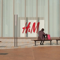 Modni izbor uredništva: 3 najbolj trendi H&M pokrivala za čez kopalke, ki jih morate imeti