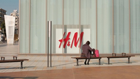 Modni izbor uredništva: 3 najbolj trendi H&M pokrivala za čez kopalke, ki jih morate imeti