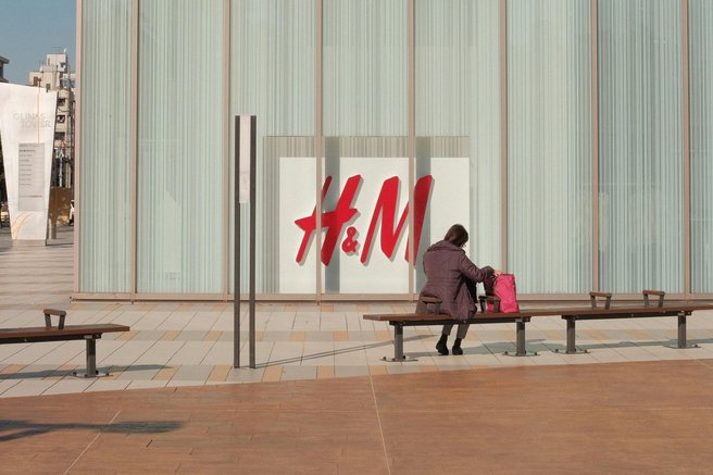 Modni izbor uredništva: 3 najbolj trendi H&M pokrivala za čez kopalke, ki jih morate imeti