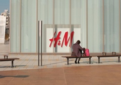 Modni izbor uredništva: 3 najbolj trendi H&M pokrivala za čez kopalke, ki jih morate imeti