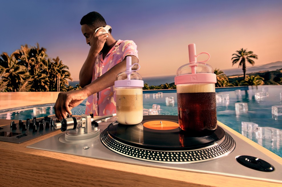 Zakaj se generacija Z vrača k estetiki osemdesetih in kako je to povezano s kavo (foto: Nespresso)