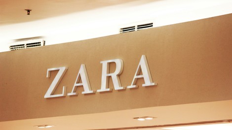 Kupci v Zari razgrabili te hlače, ki so pravi hit poletja (brez skrbi, našli smo podobne modele)