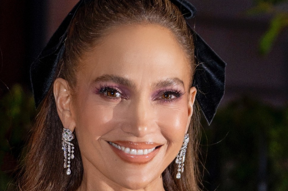 Jennifer Lopez v modo vrnila obutev, ki optično podaljša noge (poda se skoraj k vsaki kombinaciji) (foto: Profimedia)