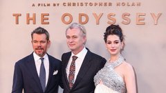 Matt Damon in Anne Hathaway, ki v filmu igrata Odiseja in Penelopo, z režiserjem Christopherjem Nolanom.