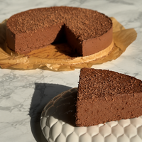 Torta iz samo dveh sestavin je nekaj najboljšega, kar boste jedli to poletje (recept brez peke)