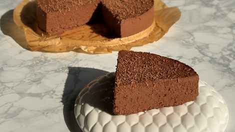 Torta iz samo dveh sestavin je nekaj najboljšega, kar boste jedli to poletje (recept brez peke)