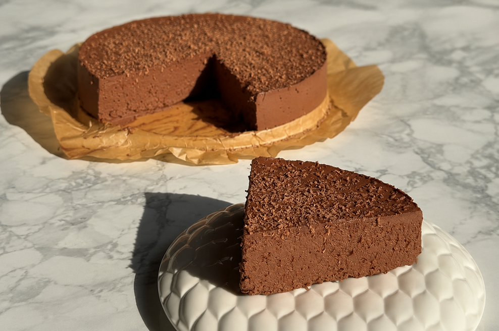 Torta iz breskev in čokolade (foto: ChatGPT, Instagram)
