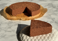 Torta iz samo dveh sestavin je nekaj najboljšega, kar boste jedli to poletje (recept brez peke)
