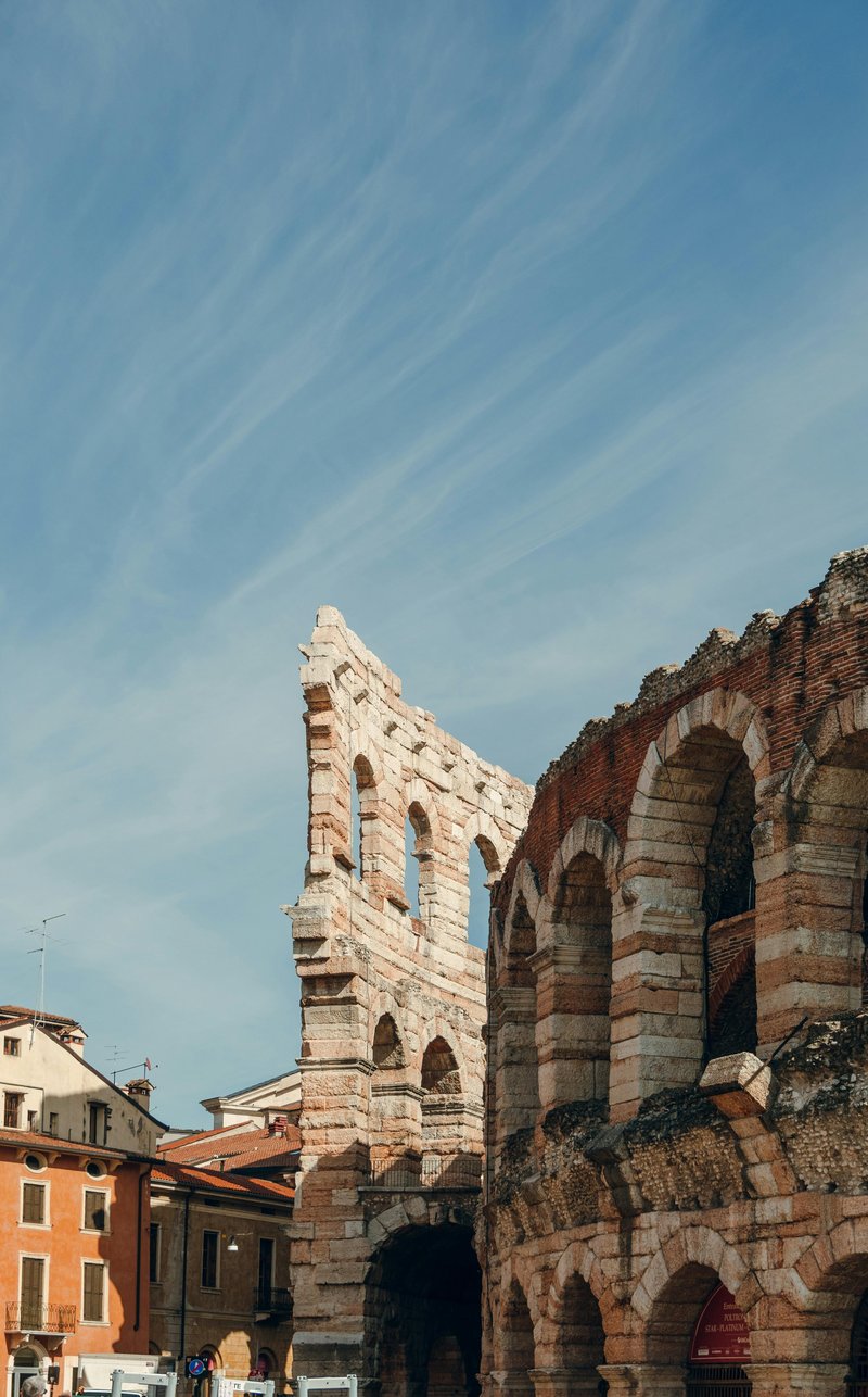 Za željne čutnih melodij, je bojda najbolj romantično Italijansko mesto, Verona, le streljaj iz Bardolina. V večnem iskanju neprekosljive umetnosti in kulture Arena di Verona  gosti številne odmevne predstave. Kot se za antično areno spodobi, tudi ta slovi po osupljivi akustiki in vsako poletje gosti operni festival, ki pod oder privabi posameznike, željne vrhunskih melodij.