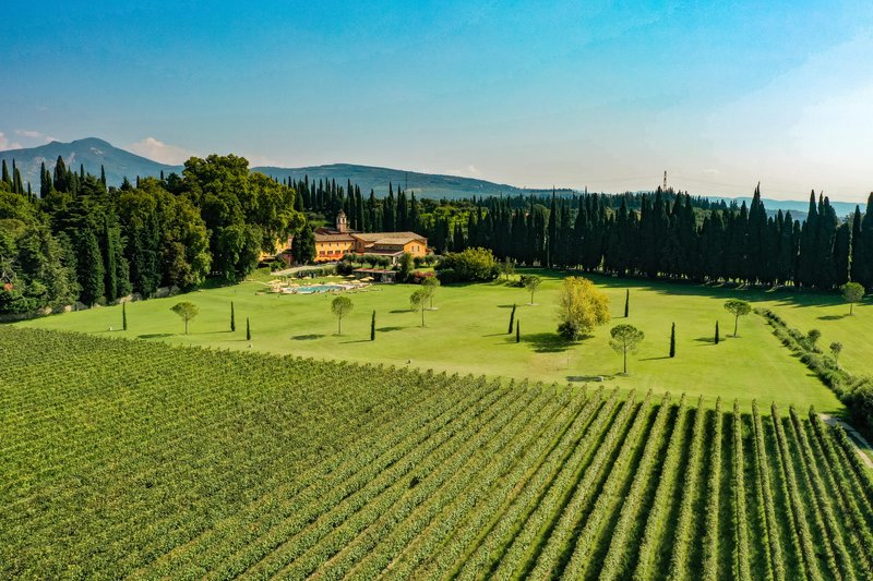 Za kanček romantike si lahko med lično urejenimi vinogradi ob sončnih zahodih, ko se sonce prevesi v zlato urmeno barvo, privoščite aperitiv. No, aperitiv, ki je pravzaprav gastronomski biser - nazdravite lahko ob kaviarju, ostrigami Gillardeau, rdečimi kozicami iz Mazara del Vallo in nežno rižoto, ki ima okus po vaniliji.