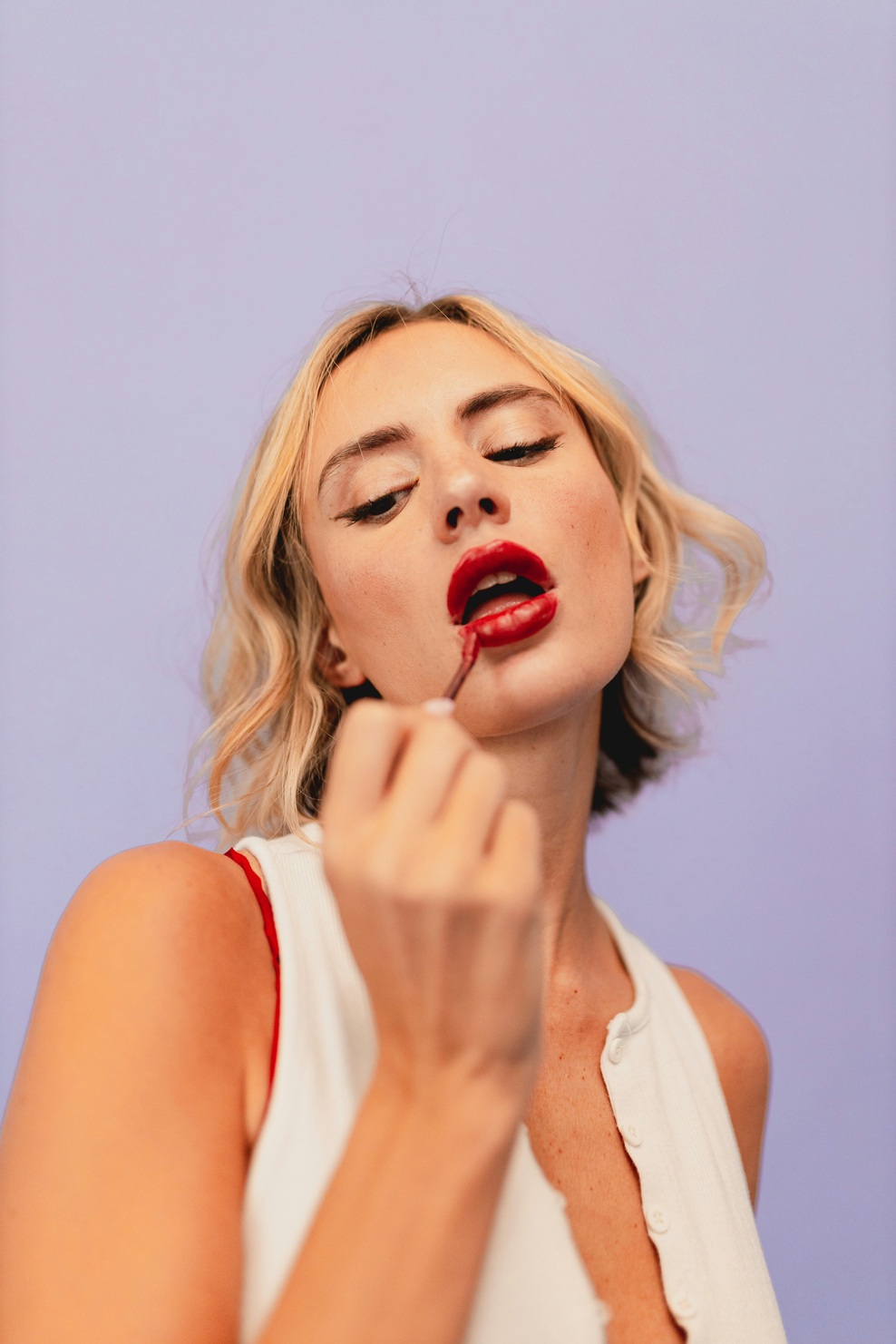 Ta kultni izdelek za ustnice velja za eno najbolje varovanih skrivnosti lepotnega sveta – našli smo različico, ki vas bo stala precej manj (foto: Unsplash)