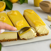 Recept: limonine cheesecake rezine brez peke (tako sveže in enostavne, da jih boste pripravljali celo poletje)