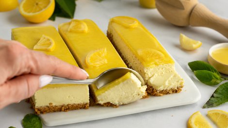 Recept: limonine cheesecake rezine brez peke (tako sveže in enostavne, da jih boste pripravljali celo poletje)