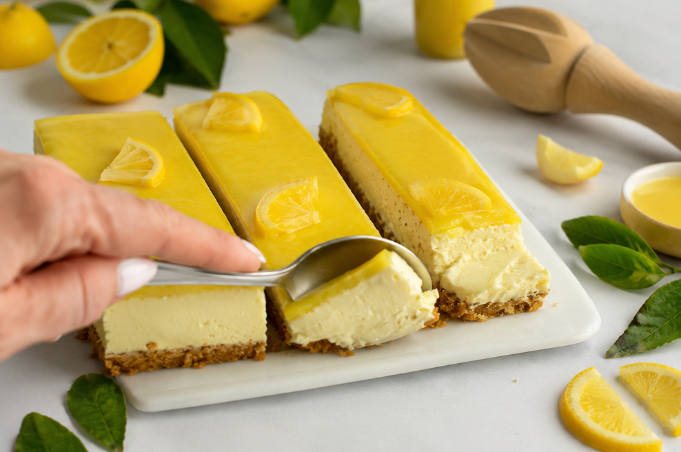 Recept: Limonine cheesecake rezine brez peke (foto: ChatGPT)