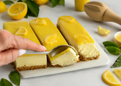 Recept: limonine cheesecake rezine brez peke (tako sveže in enostavne, da jih boste pripravljali celo poletje)