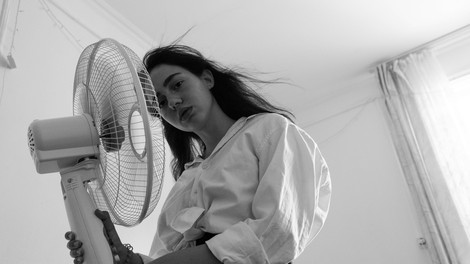 Spite z ventilatorjem? Zdravniki opozarjajo na 4 težave, ki jih marsikdo opazi šele zjutraj
