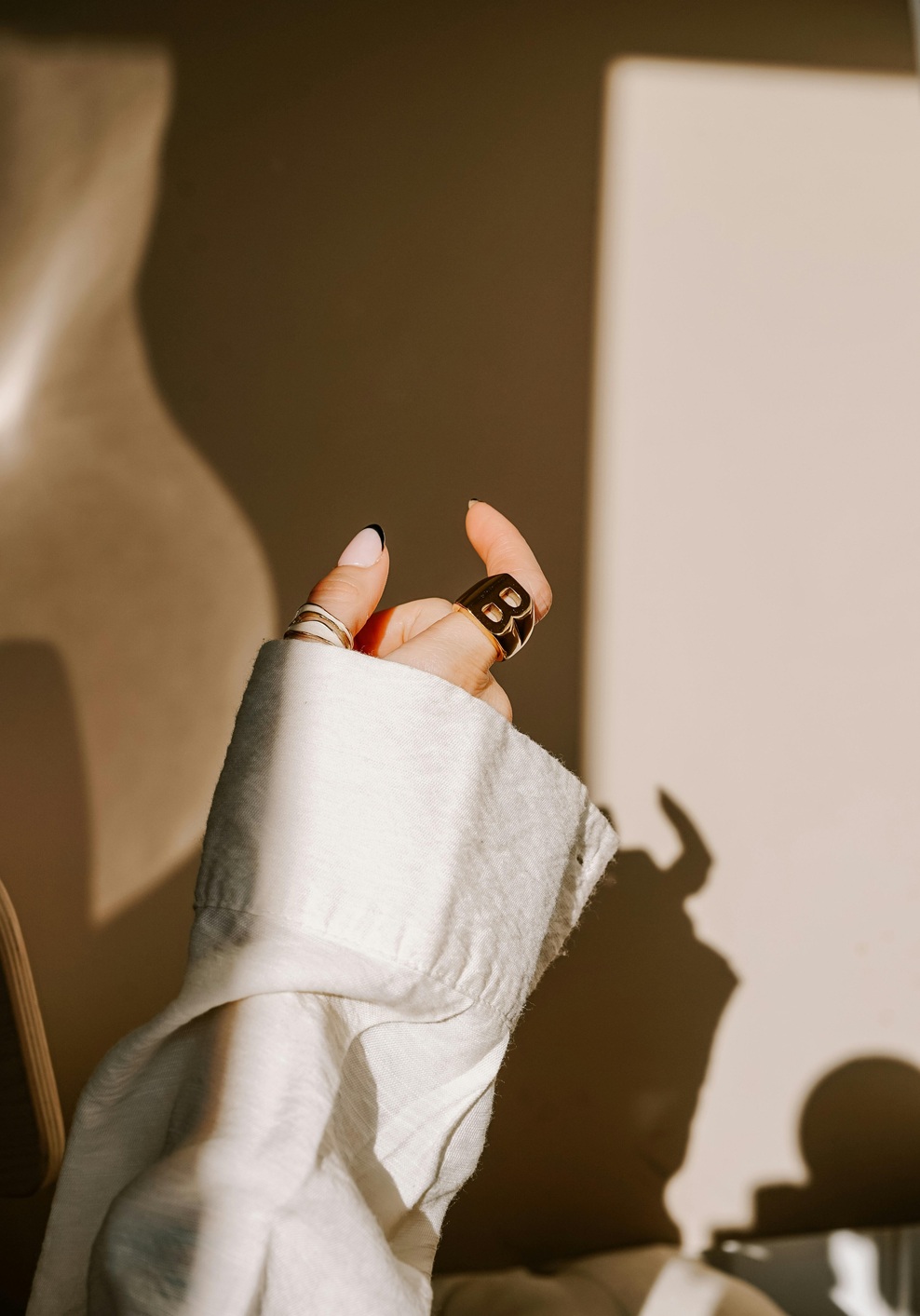 To ni le modni dodatek – razlog, da vsi nosijo začetnice, horoskope in osebne obeske (foto: Unsplash)