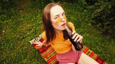 Končno razkrito: to je razlog, da ima Coca-Cola iz kozarca povsem drugačen okus kot iz pločevinke