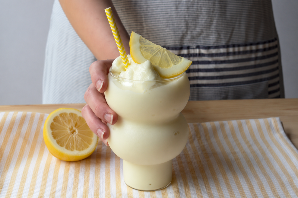 Viralna zamrznjena limonada iz treh sestavin, ki jo med vročinskim valom pijejo vsi (foto: ChatGPT)