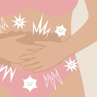 Vas sredi poletja mučijo menstrualni krči? Ta raztezna vaja v 5 minutah odpravi bolečino (priporoča ginekologinja)