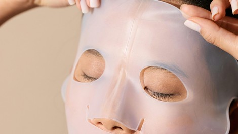 3 kolagenske maske za obraz, ki so obnorele TikTok – obljubljajo napeto kožo v nekaj minutah, dobite pa jih tudi pri nas
