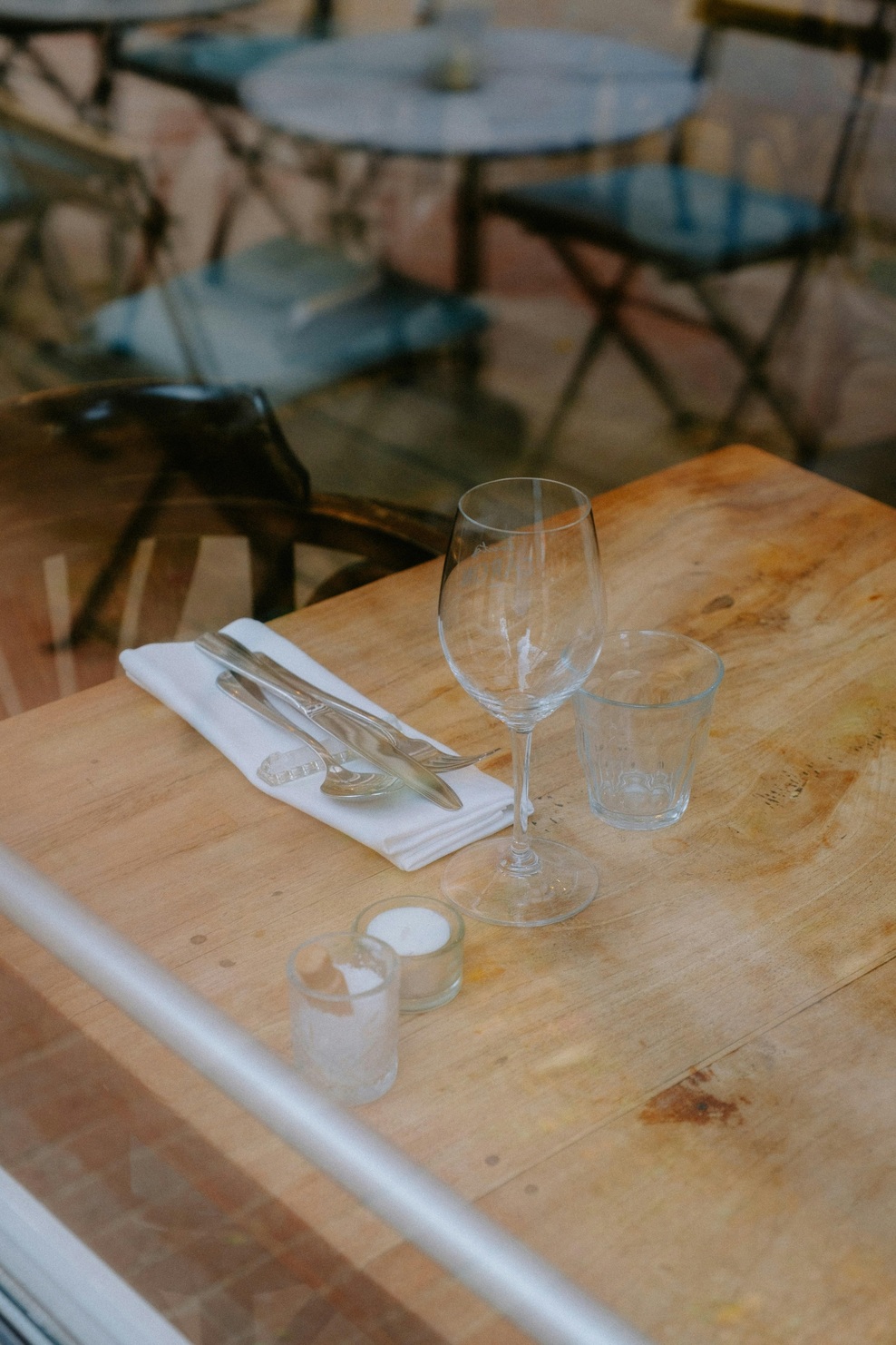 Imate na leseni mizi bel odtis od kozarca? Reši ga presenetljivo živilo, ki ga skoraj zagotovo že imate v hladilniku (foto: Unsplash)