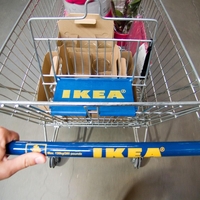 IKEA ponuja novo svetilko za 5 evrov: ljudje odkrili genialen trik, zaradi katerega je videti precej dražja (VIDEO)