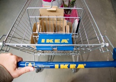 IKEA ponuja novo svetilko za 5 evrov: ljudje odkrili genialen trik, zaradi katerega je videti precej dražja (VIDEO)