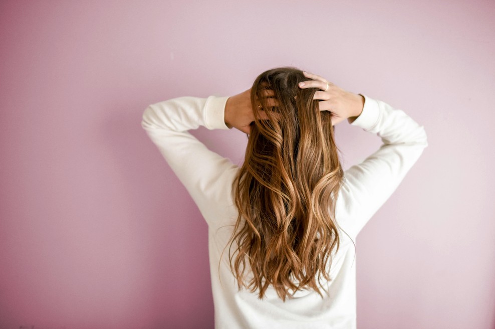 Frizura vas lahko postara bolj, kot si mislite: 7 napak, ki jih ženske po 50. pogosto delajo z lasmi (foto: Unsplash)