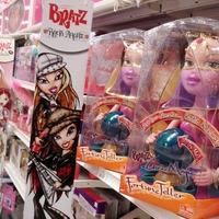 Se še spomnite Bratz? Za najbolj kul punčkami 2000-ih se skriva precej divja zgodba